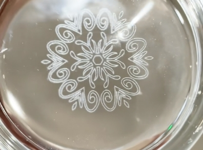 Какая лазерная маркировочная машина лучше всего подходит для работы со стеклом?